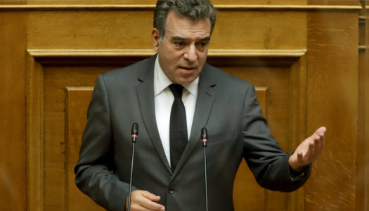 ΜΑΝΟΣ ΚΟΝΣΟΛΑΣ: “Να στηρίξουμε τις οικογένειες και τα παιδιά με μαθησιακές δυσκολίες στα μικρά νησιά”