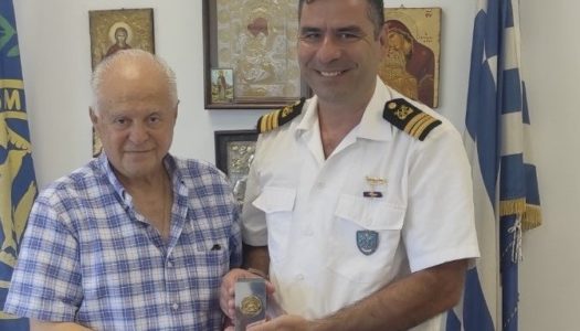 Εθιμοτυπική επίσκεψη του νέου Λιμενάρχη Καρπάθου Υποπλοίαρχος Λ.Σ Ελιώτης Αλέξανδρος, στον Δήμαρχο Καρπάθου  Ιωάννη Θεμ. Νισύριο