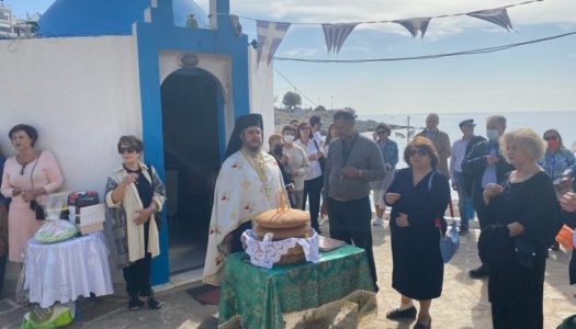 Σύλλογος Απ. Πυλιατών Καρπάθου Αττικής: Εορτή Τιμίου Σταυρού στο εκκλησάκι του Αγίου Νικολάου στον Όρμο της Αφροδίτης Πειραϊκής  | Την αρτοκλασία τέλεσε ο Πανοσ. Αρχιμανδρίτης π. Μιλτιάδης Μίτσελ – Μιχαλόπουλος