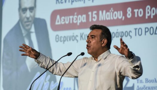 «Συγκέντρωση-Σταθμός. Μέγα πλήθος και μέγα πάθος στην κεντρική ομιλία του Μάνου Κόνσολα»