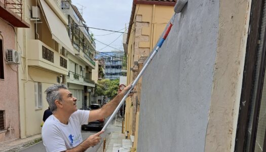 Dr Γιώργος Μαυρολέων, από τις Πυλές Καρπάθου|Γιατρός στα Χανιά αγοράζει χρώματα και βάφει τους τοίχους της πόλης που «κακοποιούν» ανεγκέφαλοι