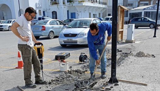 Η Υπηρεσία Ύδρευσης στον παραλιακό Πηγαδίων, απέναντι από το Λιμεναρχείο